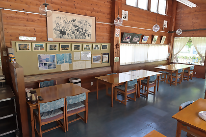 食堂の様子を別角度から撮影