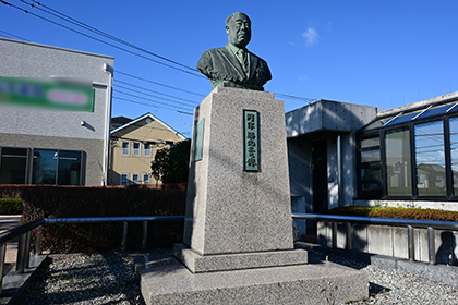 河津勝元市長の銅像