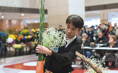 生け花バトルの様子。