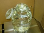 写真:ピクルスの容器に水を入れ、重量を量る