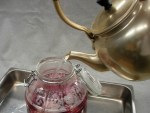 写真:沸騰している熱湯を注ぎ入れる