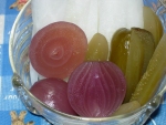 写真:食器に盛った赤タマネギのピクルス