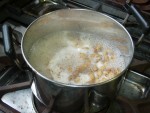 写真：たっぷりの水と少々の塩で落花生を茹でたところ