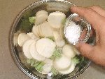 写真：塩小サジ1をふりこむ