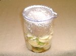 写真：漬け込み容器にフタをする