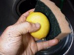 写真:表面を洗う
