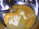 写真:材料を混ぜる
