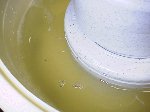写真:塩水が必ずキャベツの上にでるようにする