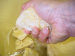 写真:キャベツをキュッと絞り、芯を切り取る