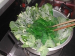 写真：熱湯で1分程度茹でる