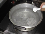 写真：沸騰水に塩を加えるところ