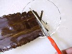 写真：昆布をはさみで切る