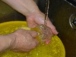 写真：ビンを水洗い