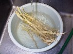 写真:割り干しダイコンはぬるま湯で洗う