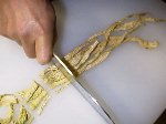 写真:包丁で3cmくらいに切る