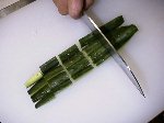 写真:キュウリは縦に四つ割りにしてから3cmくらいに切る