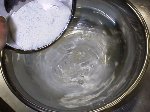 写真:差し水をつくるところ