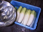写真:差し水を注ぎ入れるところ