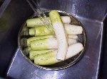 写真:ダイコンをサッと水洗いするところ