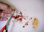 写真:唐辛子の種を抜き、輪切りにしたところ