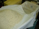 写真：種付けを終えたら発酵機に取り込む
