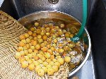 写真：ボウルに入れて水洗い
