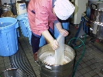 写真:大豆を良く洗う