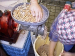 写真:攪拌した原料をミンチにかける