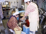 写真:ミンチにかけながら