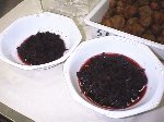 写真あかシソの葉とウメ酢漬け