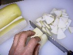 写真:ダイコンをイチョウ型に切るところ