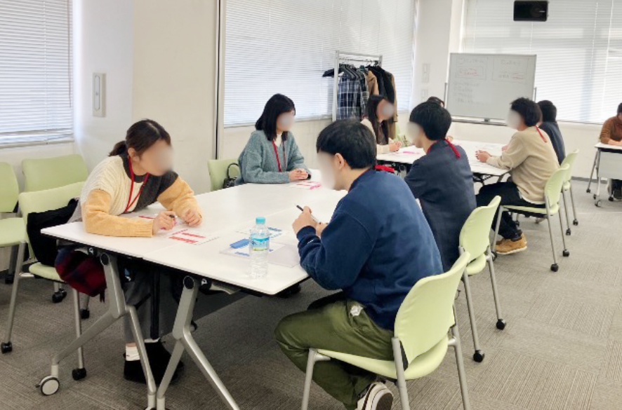 1対1tの自己紹介タイム。みなさん真剣です