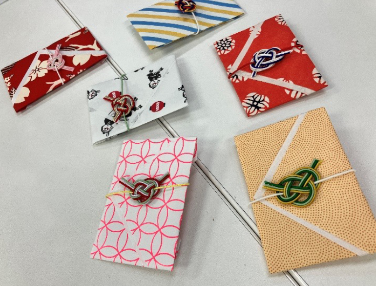 余った水引でぜひお家でも作ってみて、ちょっとした贈り物につけてみたら素敵ですね!