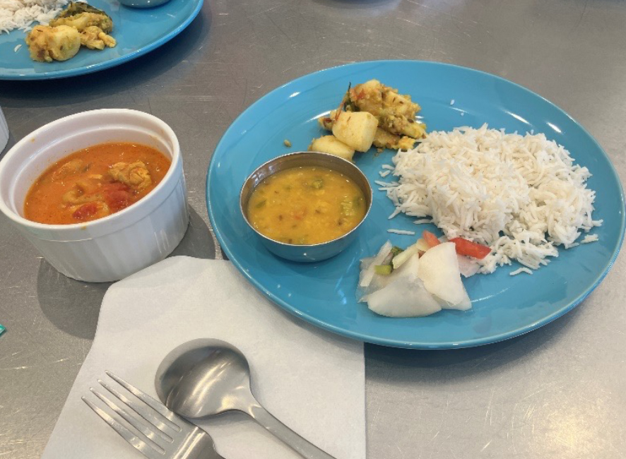 先生が作っておいてくれたダルカレーと付け合わせも!