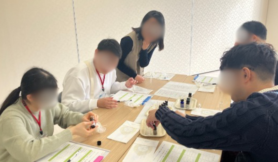 ルームフレグランス作り体験の様子
