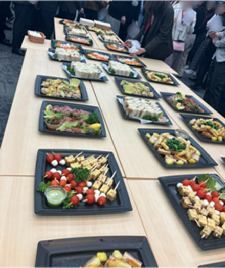 軽食も簡単に手でつまめる形式！