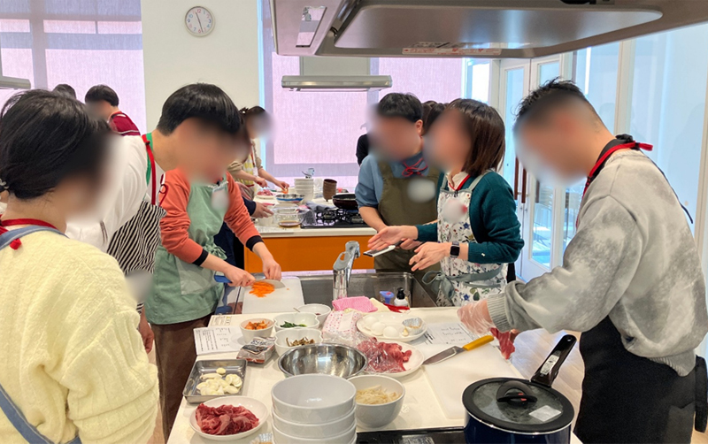 作業を分担しながら協力して調理！