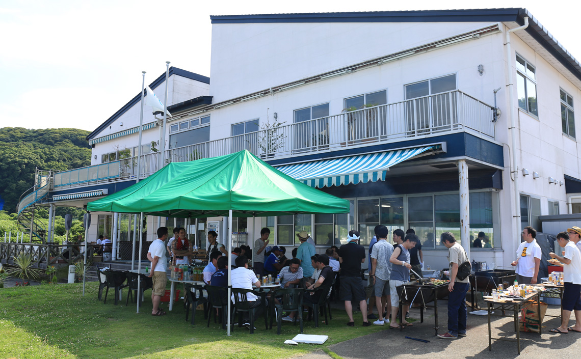 クラブハウス前にバーベキューを楽しむ人たち