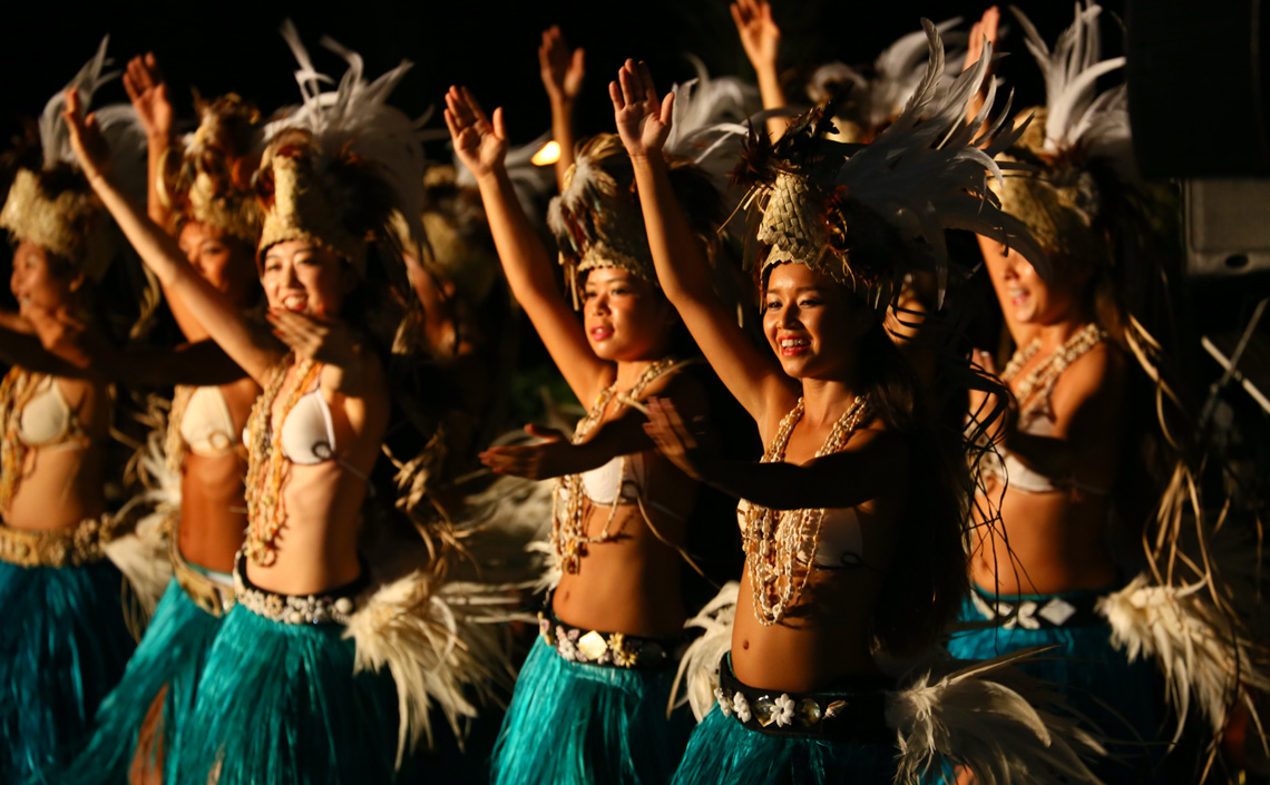ハワイアンダンスをする女性たち