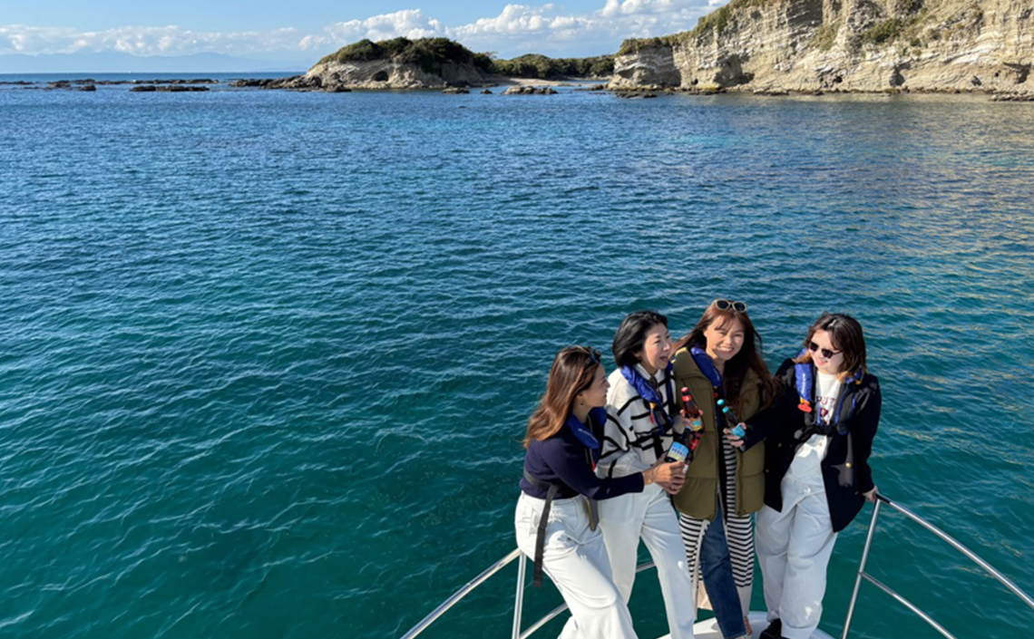 カジュアル・チャータークルーズを楽しむ人々