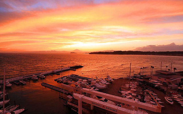 Yacht photo in the evening