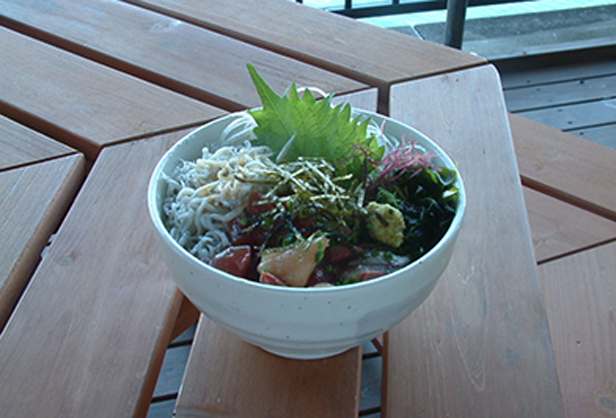 「ぜんぶのせ」の海鮮丼