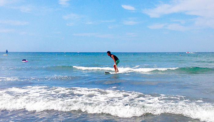 サーフィンしているお父さん
