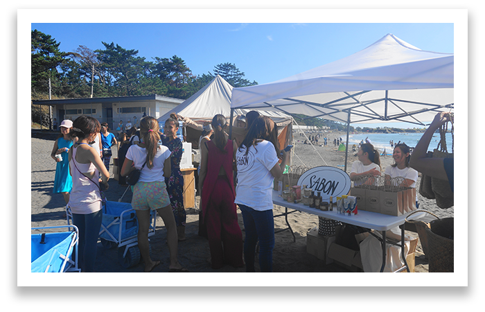 ワークショップの前で話をする人々