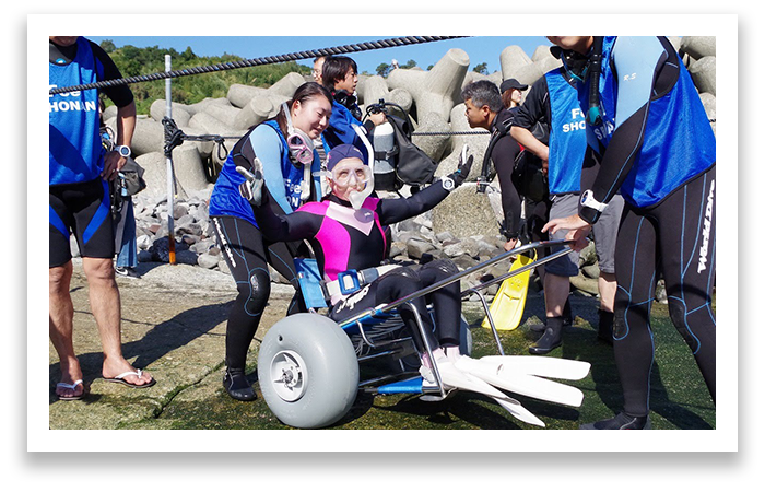 PC版　車椅子でダイビング準備をする障害者