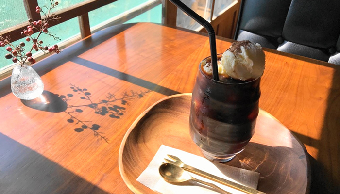 豆腐でできた白玉入りのあんみつやパフェ