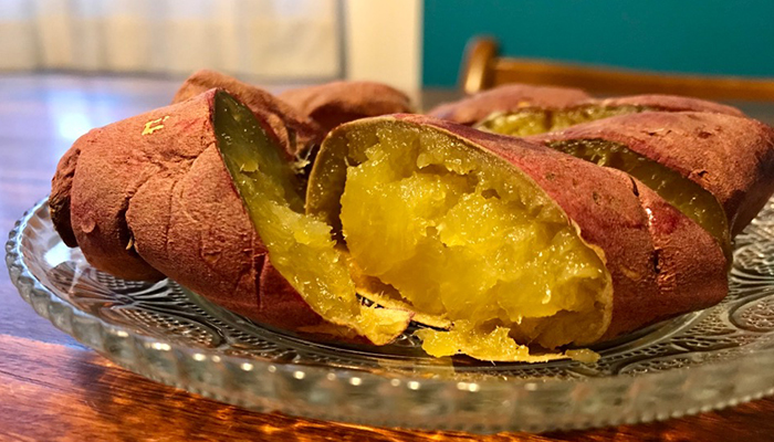 皿に乗せた焼き芋