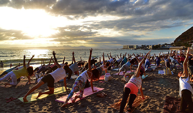 夕焼けでのビーチYOGA