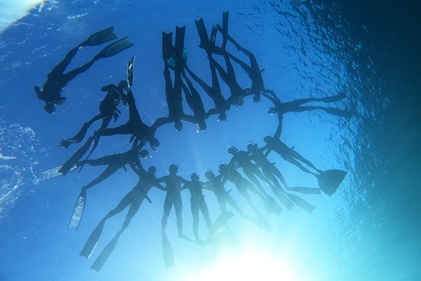 円を描くダイバー達