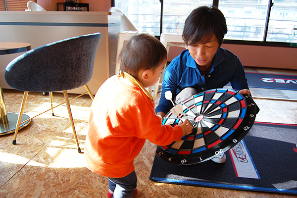 아이와 놀고 있는 오카모토씨